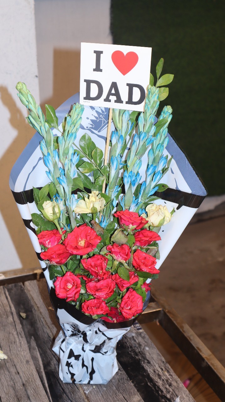 Small China Red Rose Bouquet(I Love Dad)